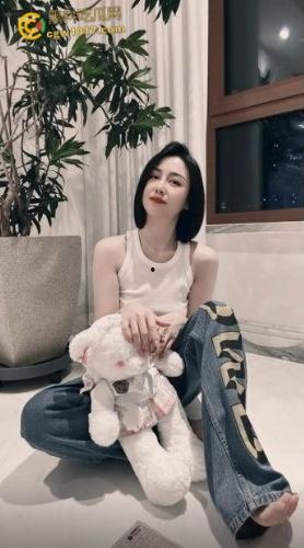 深夜钻到大姐被窝，把姐姐摸无奈了，半推半就把姐姐白浆操了出来，想拒绝这段乱伦史又无法抗拒 ！  第1张