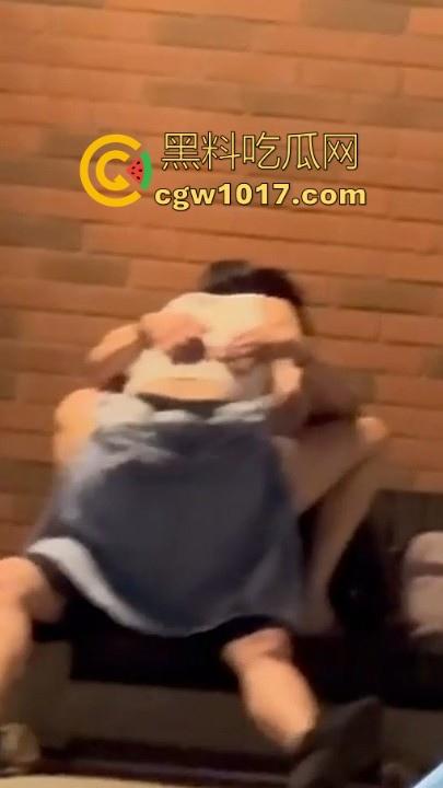 高颜值情侣深夜路边长椅做爱！女方毛巾遮挡跨坐骑乘，丝毫不在意他人眼光，面对偷拍继续摆动取精！  第3张