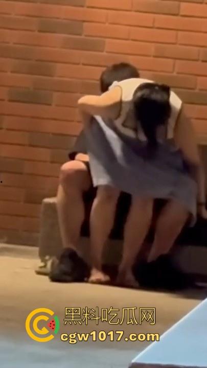 高颜值情侣深夜路边长椅做爱！女方毛巾遮挡跨坐骑乘，丝毫不在意他人眼光，面对偷拍继续摆动取精！  第4张