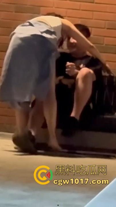 高颜值情侣深夜路边长椅做爱！女方毛巾遮挡跨坐骑乘，丝毫不在意他人眼光，面对偷拍继续摆动取精！  第5张