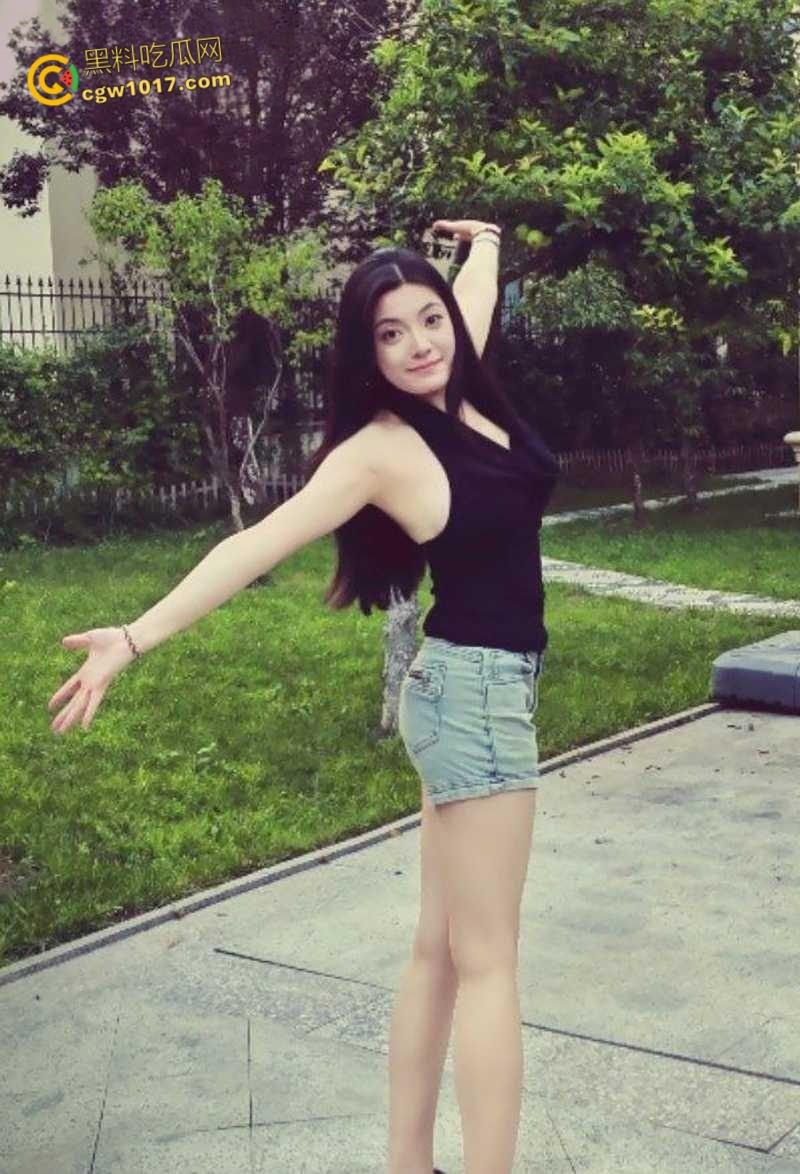 青岛巨乳良妻【许清栀】，圣诞制服装扮情趣猫耳，与情夫偷情约炮，吊带美乳女上骑乘，自拍露脸骚态尽显！  第1张