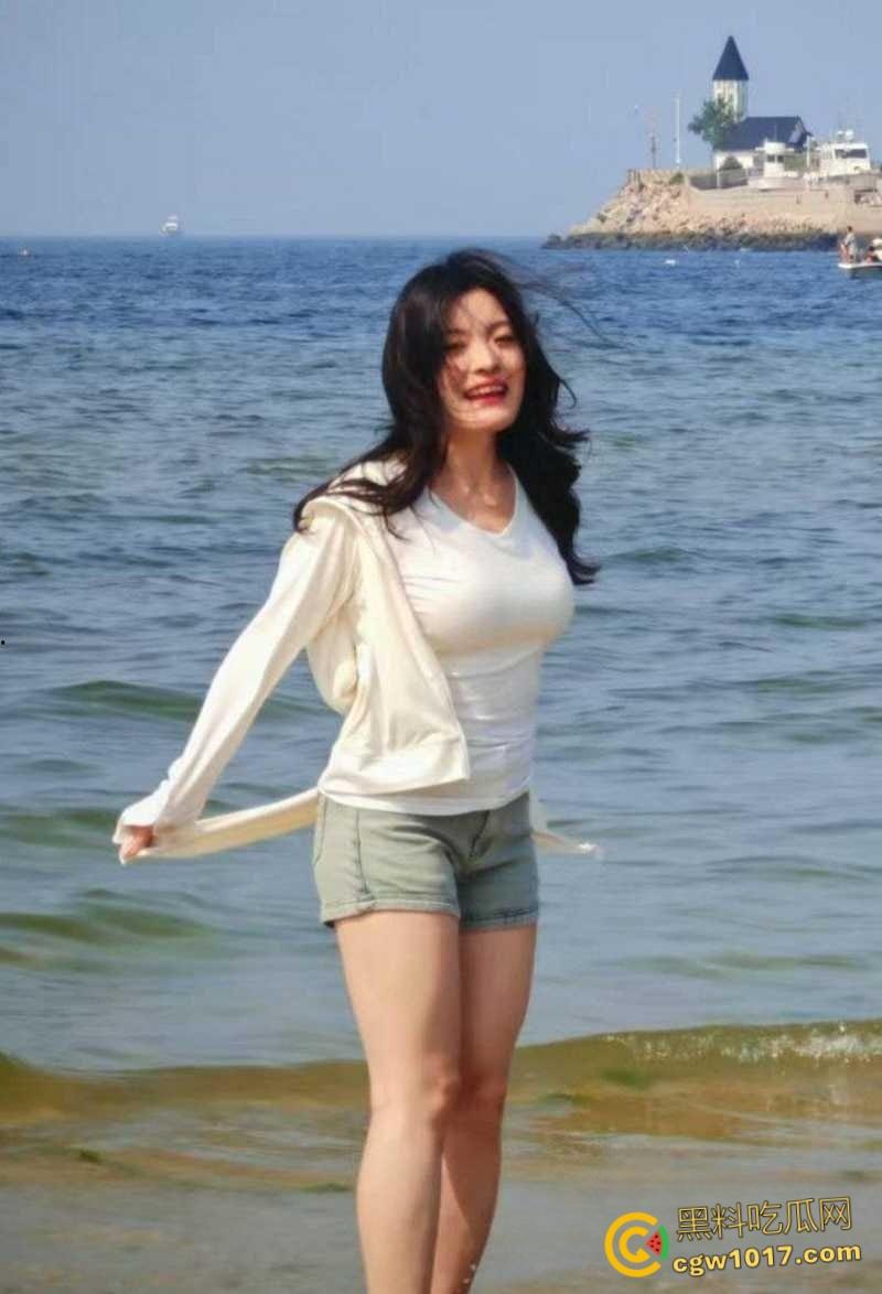 青岛巨乳良妻【许清栀】，圣诞制服装扮情趣猫耳，与情夫偷情约炮，吊带美乳女上骑乘，自拍露脸骚态尽显！  第2张