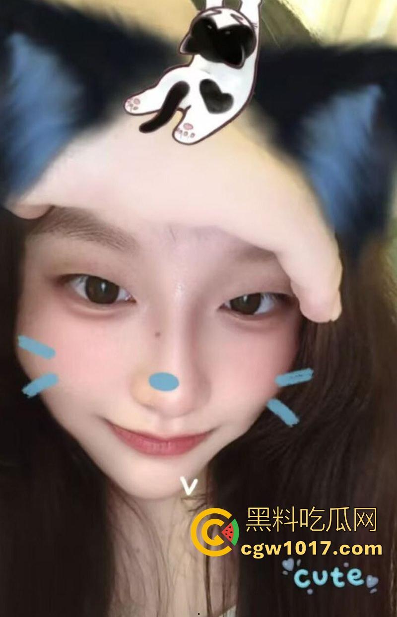 湘潭大学清纯反差学妹【林玮君】跟男友做爱视频曝光，纤指探粉嫩骚穴，雪臀高翘后入猛插，从嫩妹到炮架的转变！  第1张