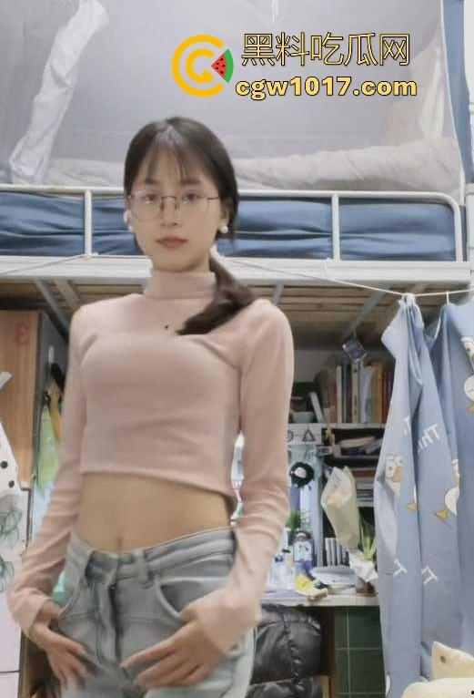 广州大学眼镜反差班长【林美艺】无法想象这么清纯的脸庞竟是母狗魅魔，专属母狗纹身，无套猛插真诱人！  第2张