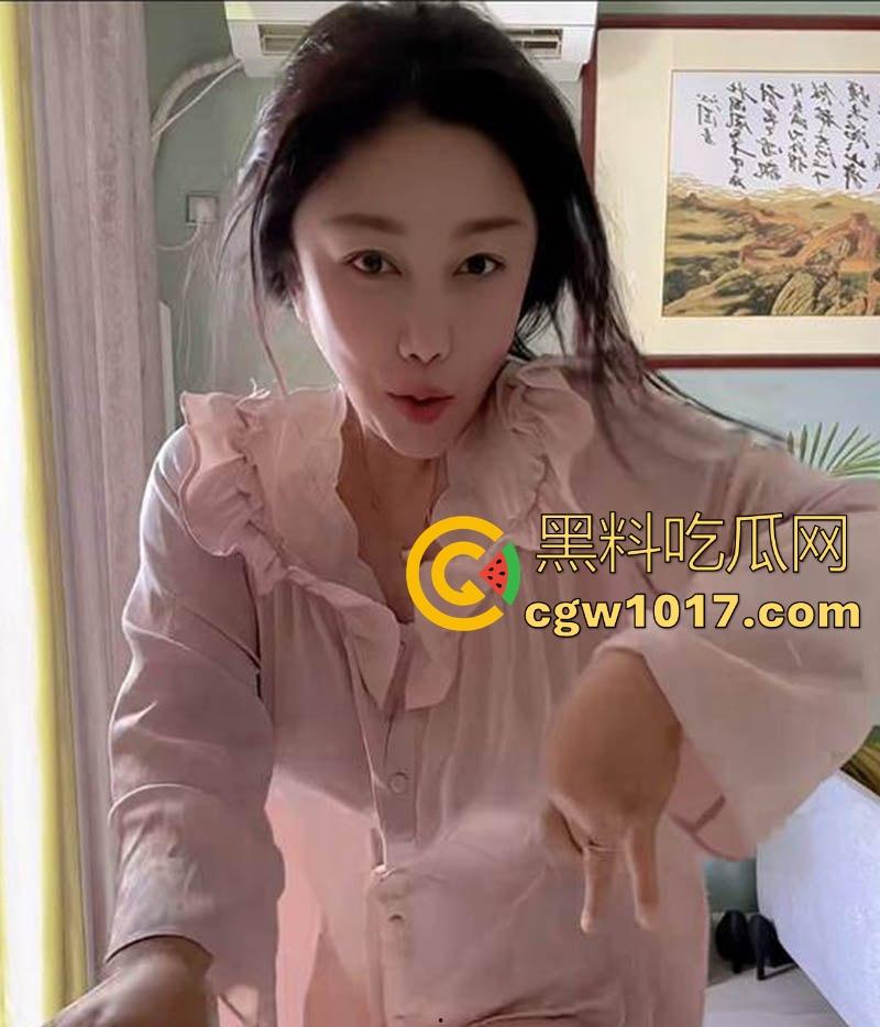 快手熟女网红【吴老二】金主一对一视频曝光，微胖巨乳母狗在线发骚，勾魂自慰诱惑，被金主无情内射！  第3张