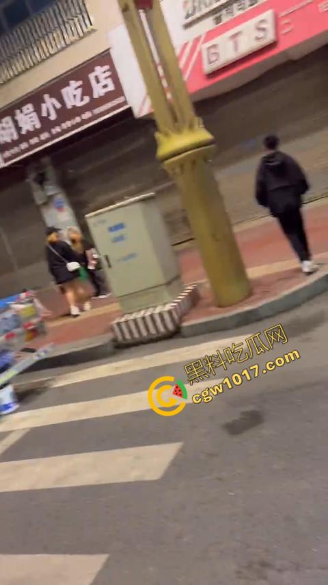 精神小伙街头血战,手起刀落、血洒狂风,勇敢如电影英雄,但残酷如恶魔猛兽,惹不起的狂野疯子! 第2张 精神小伙街头血战,手起刀落、血洒狂风,勇敢如电影英雄,但残酷如恶魔猛兽,惹不起的狂野疯子! 第2张