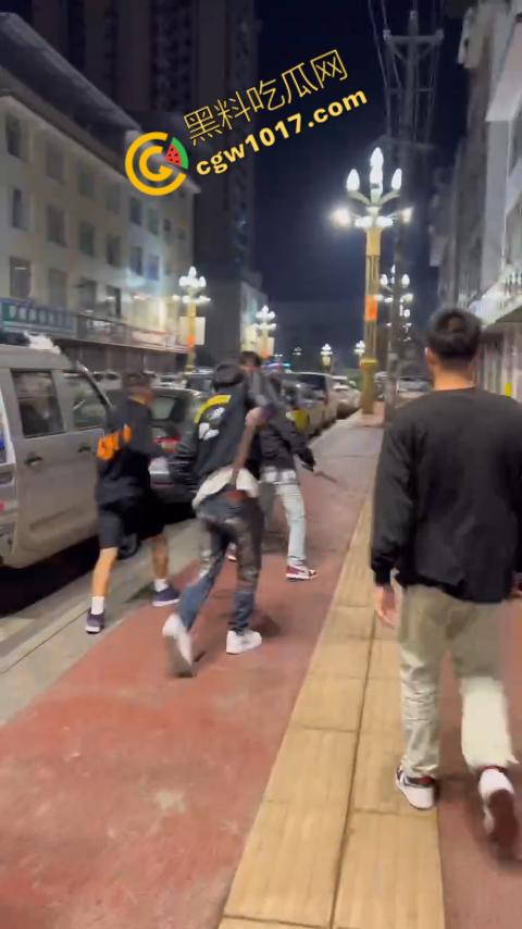 精神小伙街头血战,手起刀落、血洒狂风,勇敢如电影英雄,但残酷如恶魔猛兽,惹不起的狂野疯子! 第5张 精神小伙街头血战,手起刀落、血洒狂风,勇敢如电影英雄,但残酷如恶魔猛兽,惹不起的狂野疯子! 第5张