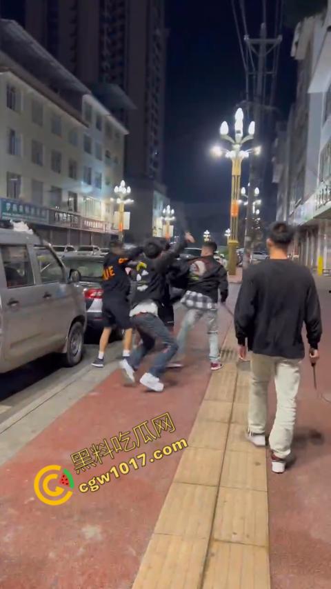 精神小伙街头血战,手起刀落、血洒狂风,勇敢如电影英雄,但残酷如恶魔猛兽,惹不起的狂野疯子! 第6张 精神小伙街头血战,手起刀落、血洒狂风,勇敢如电影英雄,但残酷如恶魔猛兽,惹不起的狂野疯子! 第6张