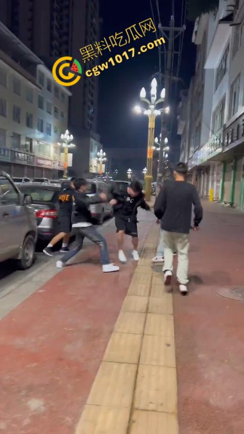 精神小伙街头血战,手起刀落、血洒狂风,勇敢如电影英雄,但残酷如恶魔猛兽,惹不起的狂野疯子! 第7张 精神小伙街头血战,手起刀落、血洒狂风,勇敢如电影英雄,但残酷如恶魔猛兽,惹不起的狂野疯子! 第7张