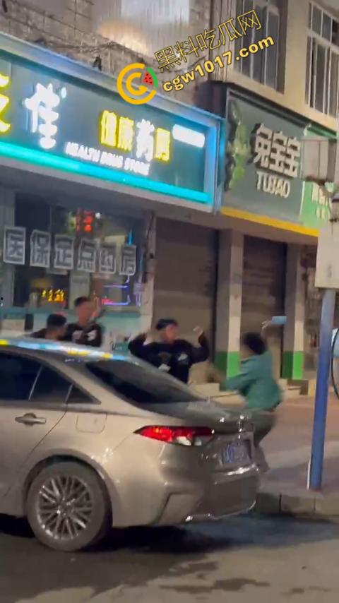 精神小伙街头血战,手起刀落、血洒狂风,勇敢如电影英雄,但残酷如恶魔猛兽,惹不起的狂野疯子! 第9张 精神小伙街头血战,手起刀落、血洒狂风,勇敢如电影英雄,但残酷如恶魔猛兽,惹不起的狂野疯子! 第9张