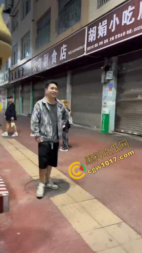 精神小伙街头血战,手起刀落、血洒狂风,勇敢如电影英雄,但残酷如恶魔猛兽,惹不起的狂野疯子! 第3张 精神小伙街头血战,手起刀落、血洒狂风,勇敢如电影英雄,但残酷如恶魔猛兽,惹不起的狂野疯子! 第3张