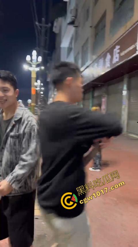 精神小伙街头血战,手起刀落、血洒狂风,勇敢如电影英雄,但残酷如恶魔猛兽,惹不起的狂野疯子! 第4张 精神小伙街头血战,手起刀落、血洒狂风,勇敢如电影英雄,但残酷如恶魔猛兽,惹不起的狂野疯子! 第4张