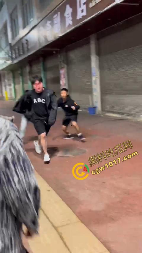 精神小伙街头血战,手起刀落、血洒狂风,勇敢如电影英雄,但残酷如恶魔猛兽,惹不起的狂野疯子! 第8张 精神小伙街头血战,手起刀落、血洒狂风,勇敢如电影英雄,但残酷如恶魔猛兽,惹不起的狂野疯子! 第8张