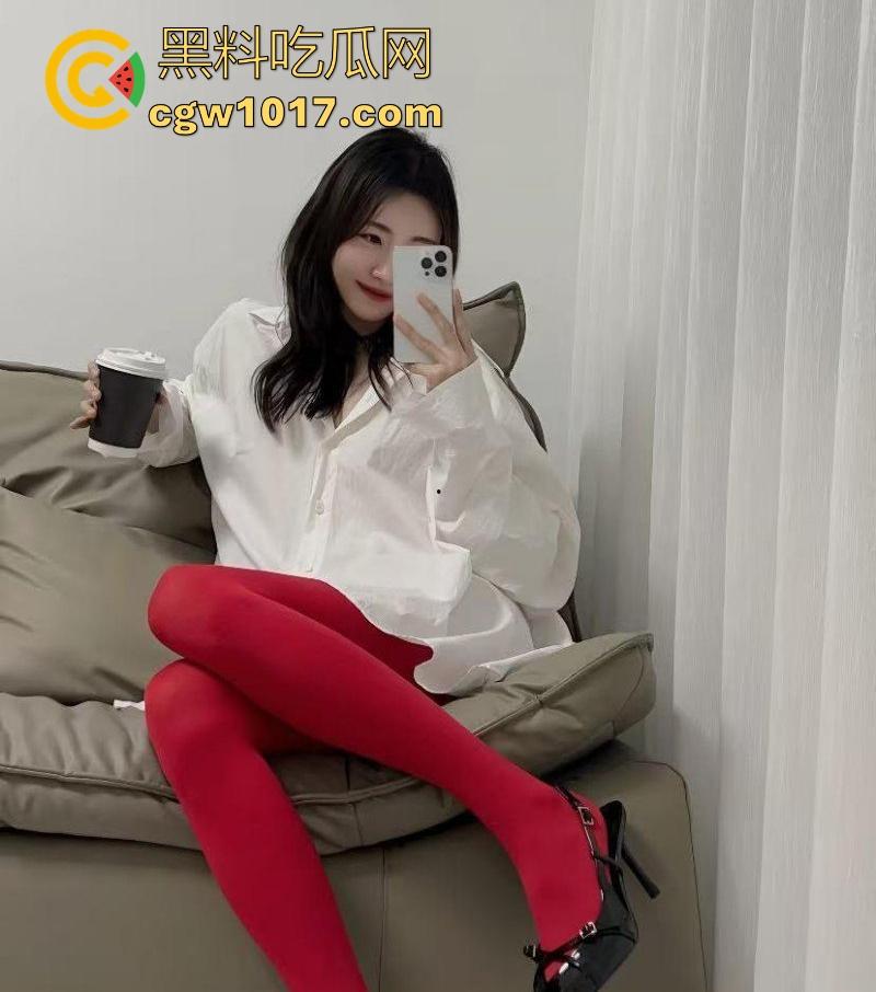 把风骚小嫂子调教成小母狗，出门吊带红丝配上齐逼小短裤，刺激户外露出，无套猛插内射，精液塞满整个淫穴！  第2张