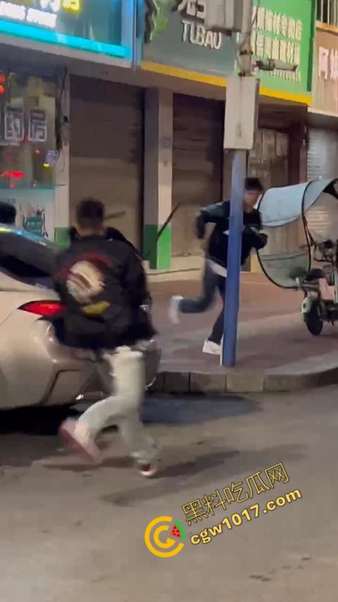 精神小伙街头血战,手起刀落、血洒狂风,勇敢如电影英雄,但残酷如恶魔猛兽,惹不起的狂野疯子! 第10张 精神小伙街头血战,手起刀落、血洒狂风,勇敢如电影英雄,但残酷如恶魔猛兽,惹不起的狂野疯子! 第10张