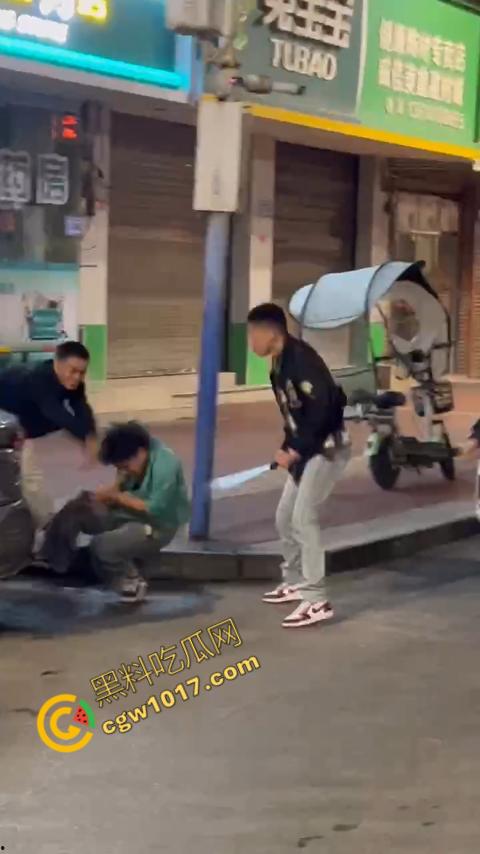 精神小伙街头血战,手起刀落、血洒狂风,勇敢如电影英雄,但残酷如恶魔猛兽,惹不起的狂野疯子! 第11张 精神小伙街头血战,手起刀落、血洒狂风,勇敢如电影英雄,但残酷如恶魔猛兽,惹不起的狂野疯子! 第11张