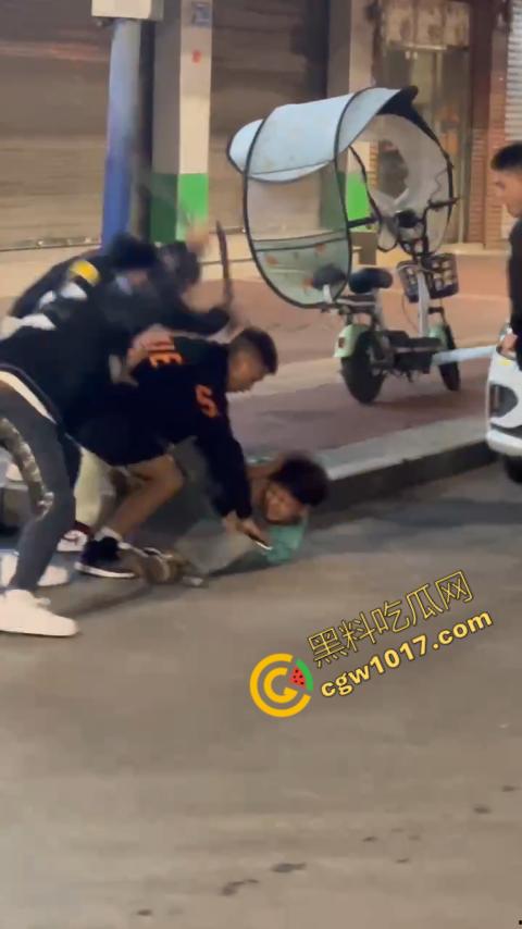 精神小伙街头血战,手起刀落、血洒狂风,勇敢如电影英雄,但残酷如恶魔猛兽,惹不起的狂野疯子! 第12张 精神小伙街头血战,手起刀落、血洒狂风,勇敢如电影英雄,但残酷如恶魔猛兽,惹不起的狂野疯子! 第12张