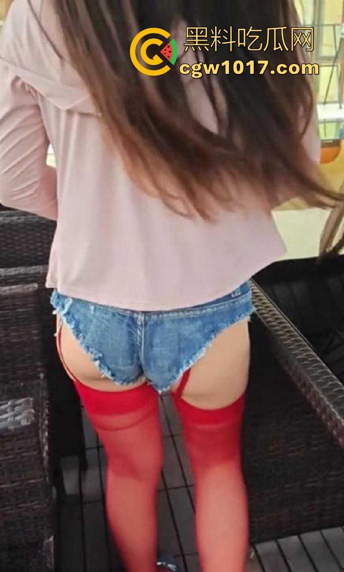 把风骚小嫂子调教成小母狗，出门吊带红丝配上齐逼小短裤，刺激户外露出，无套猛插内射，精液塞满整个淫穴！  第4张