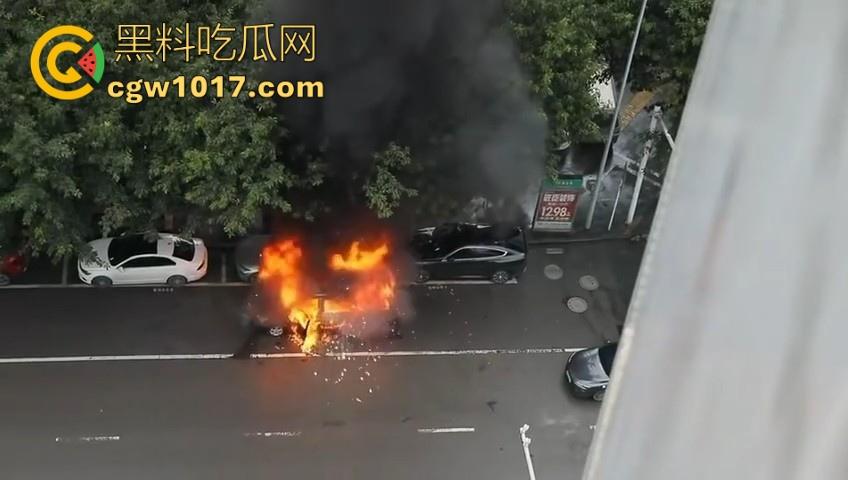 四川绵阳江油又是汽车自燃，期间还多次发生爆炸，把旁边路边停放的车都波及到了，路边车车主一起床天塌了！  第2张