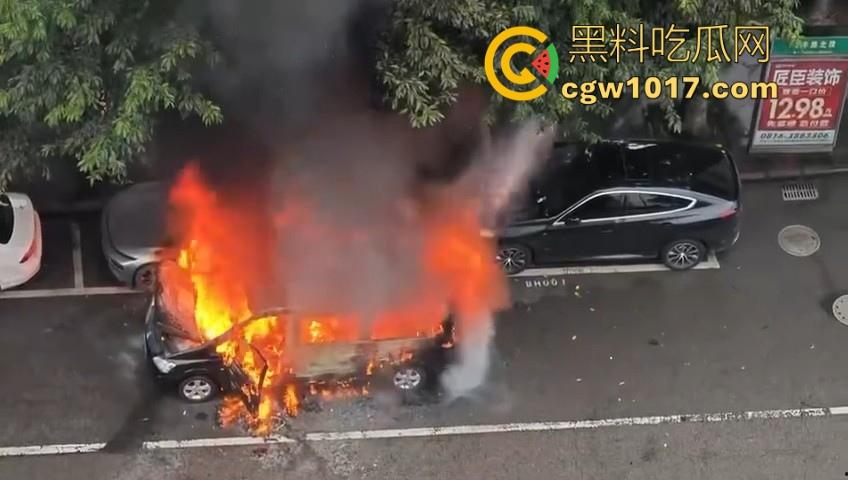 四川绵阳江油又是汽车自燃，期间还多次发生爆炸，把旁边路边停放的车都波及到了，路边车车主一起床天塌了！  第3张