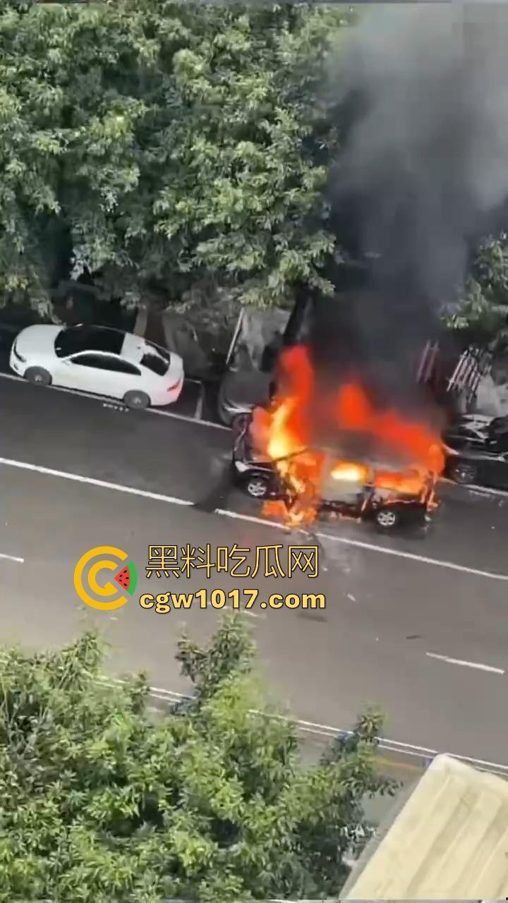 四川绵阳江油又是汽车自燃，期间还多次发生爆炸，把旁边路边停放的车都波及到了，路边车车主一起床天塌了！  第5张