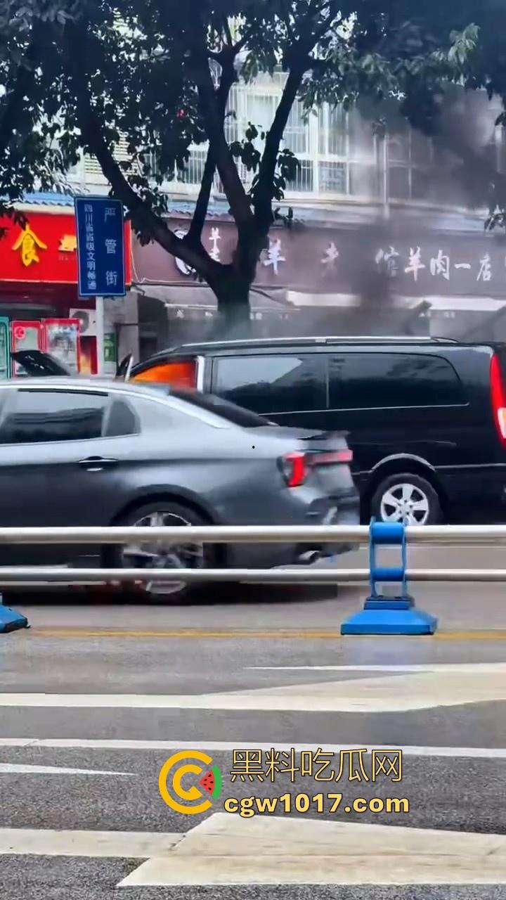 四川绵阳江油又是汽车自燃，期间还多次发生爆炸，把旁边路边停放的车都波及到了，路边车车主一起床天塌了！  第6张