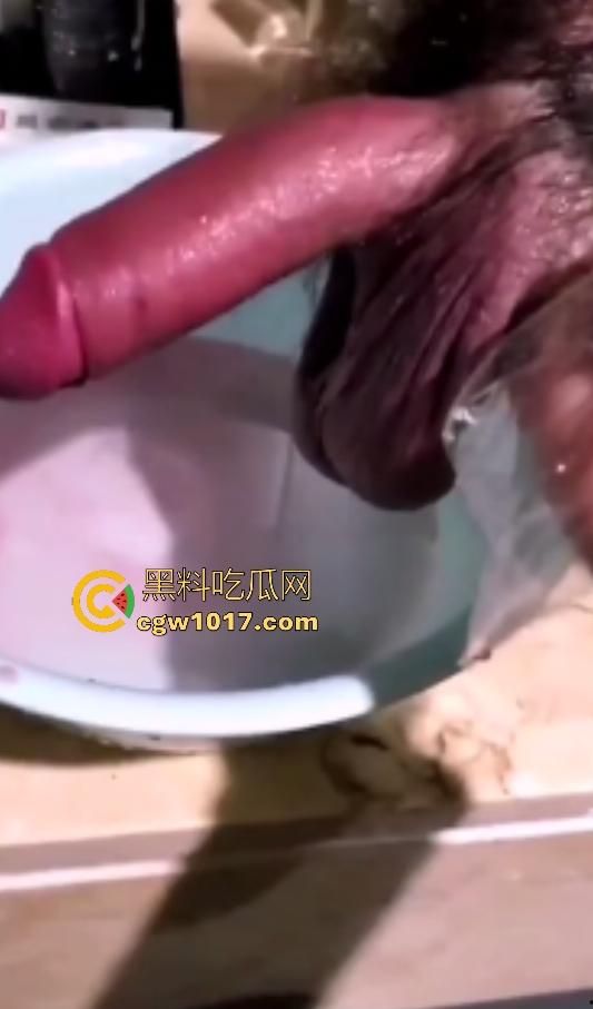 泰国自宫狂人嫌医院贵在家自割巨屌，落地后鸡巴还梆硬，后悔失去这武器，老爸见状怒吼“滚出家门”！  第7张