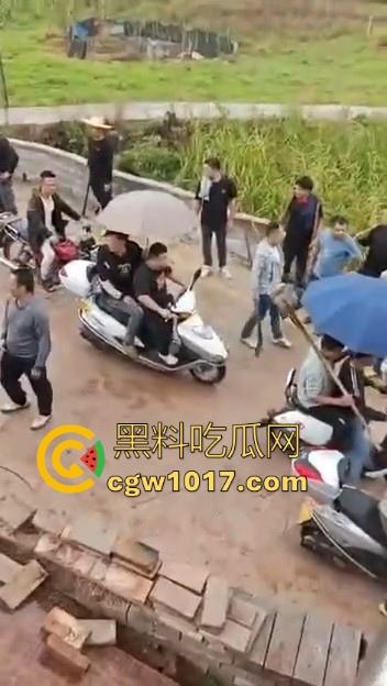 世仇两村大型械斗！仇人见面分外眼红，警察现场拦都拦不开，村民抄起家伙就上，堪比古惑仔砍人！  第2张