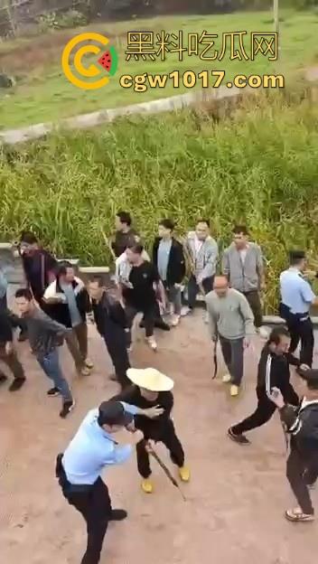 世仇两村大型械斗！仇人见面分外眼红，警察现场拦都拦不开，村民抄起家伙就上，堪比古惑仔砍人！  第5张
