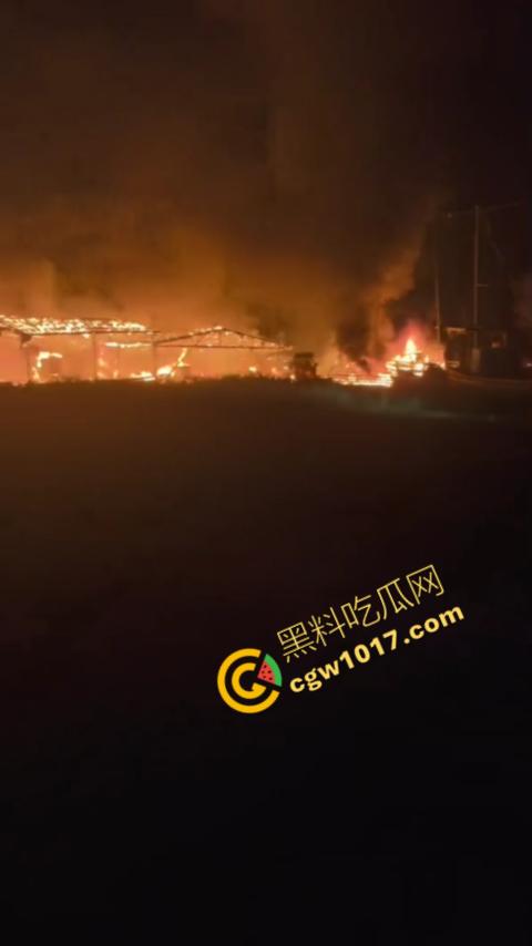 宁德突发火灾!渔船连环暴燃,火舌腾空,夜间被烈焰吞噬殆尽,惊险一刻令人心神俱裂! 第1张 宁德突发火灾!渔船连环暴燃,火舌腾空,夜间被烈焰吞噬殆尽,惊险一刻令人心神俱裂! 第1张