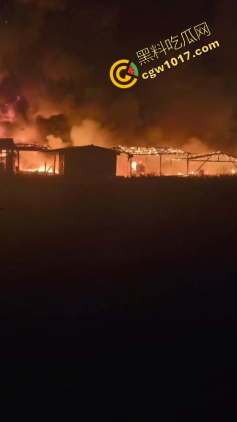 宁德突发火灾!渔船连环暴燃,火舌腾空,夜间被烈焰吞噬殆尽,惊险一刻令人心神俱裂! 第2张 宁德突发火灾!渔船连环暴燃,火舌腾空,夜间被烈焰吞噬殆尽,惊险一刻令人心神俱裂! 第2张