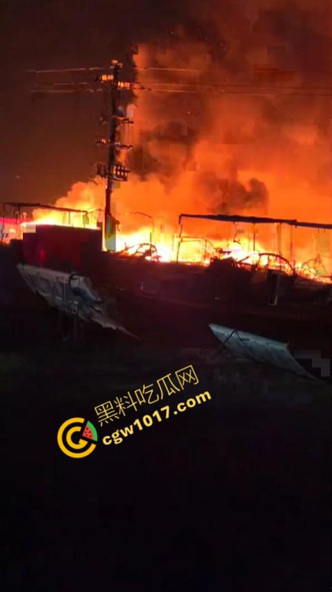 宁德突发火灾!渔船连环暴燃,火舌腾空,夜间被烈焰吞噬殆尽,惊险一刻令人心神俱裂! 第4张 宁德突发火灾!渔船连环暴燃,火舌腾空,夜间被烈焰吞噬殆尽,惊险一刻令人心神俱裂! 第4张