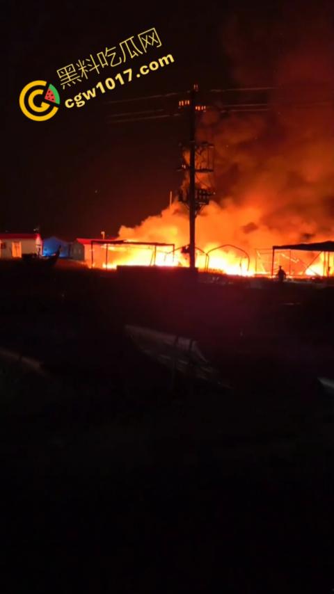 宁德突发火灾!渔船连环暴燃,火舌腾空,夜间被烈焰吞噬殆尽,惊险一刻令人心神俱裂! 第5张 宁德突发火灾!渔船连环暴燃,火舌腾空,夜间被烈焰吞噬殆尽,惊险一刻令人心神俱裂! 第5张