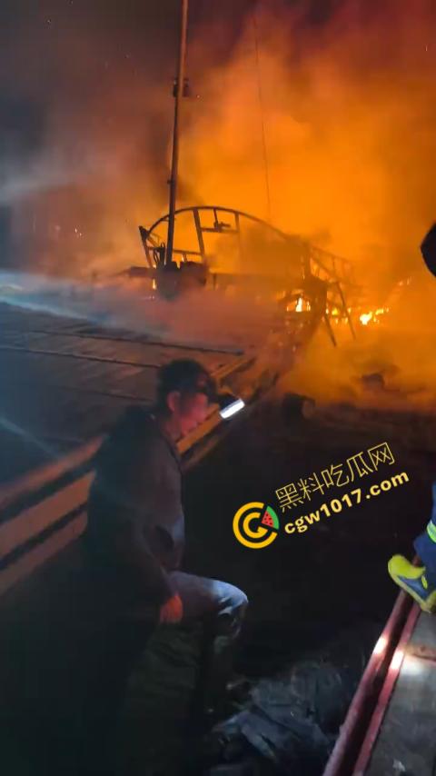 宁德突发火灾!渔船连环暴燃,火舌腾空,夜间被烈焰吞噬殆尽,惊险一刻令人心神俱裂! 第6张 宁德突发火灾!渔船连环暴燃,火舌腾空,夜间被烈焰吞噬殆尽,惊险一刻令人心神俱裂! 第6张