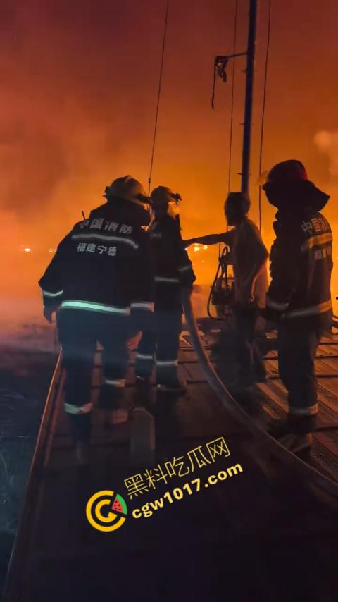 宁德突发火灾!渔船连环暴燃,火舌腾空,夜间被烈焰吞噬殆尽,惊险一刻令人心神俱裂! 第7张 宁德突发火灾!渔船连环暴燃,火舌腾空,夜间被烈焰吞噬殆尽,惊险一刻令人心神俱裂! 第7张