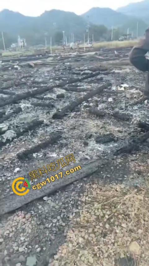 宁德突发火灾!渔船连环暴燃,火舌腾空,夜间被烈焰吞噬殆尽,惊险一刻令人心神俱裂! 第8张 宁德突发火灾!渔船连环暴燃,火舌腾空,夜间被烈焰吞噬殆尽,惊险一刻令人心神俱裂! 第8张