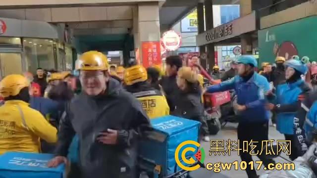 21世纪外卖员经典战役，美饿大战、出餐口大战后厨等等名场面，当今社会最不好惹的一群人，生死看淡不服就干！  第9张