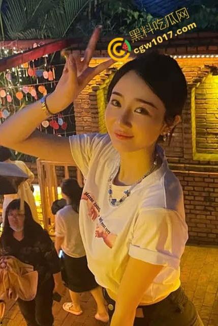 辽源巴卤社火锅店老板娘私下嗜好多人乱交，绿帽老公分享骚照，性感骚穴被无套爆操，白浆横流，淫靡不堪！  第3张