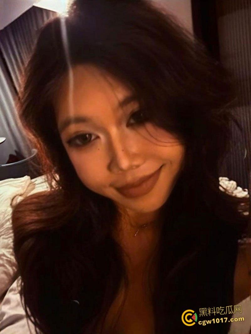 湖南长沙闷骚母狗【张嘉倪】，社交软件钓鱼约炮，一见面就穿蕾丝情趣制服，粉嫩骚逼淫性大发，疯狂吞吐大屌！  第4张