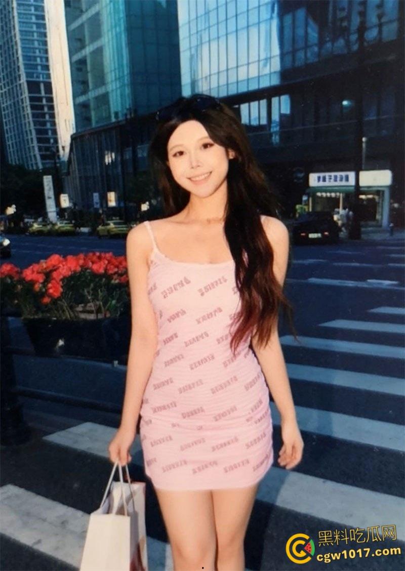 湖南长沙闷骚母狗【张嘉倪】，社交软件钓鱼约炮，一见面就穿蕾丝情趣制服，粉嫩骚逼淫性大发，疯狂吞吐大屌！  第2张