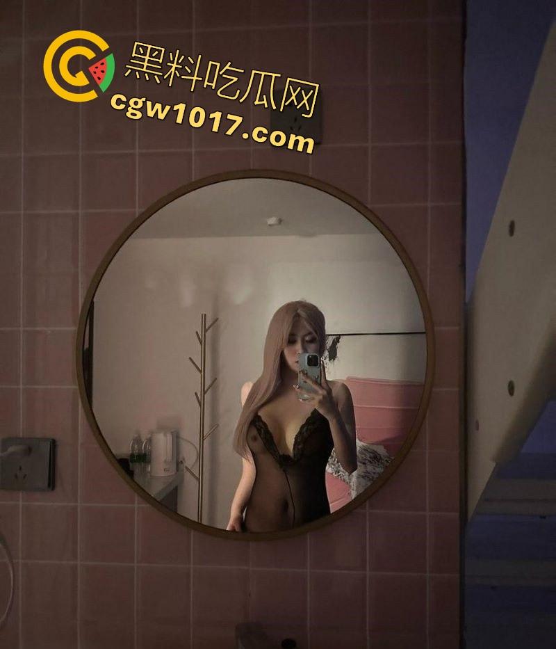 爱舔屌的微胖女M母狗，毒龙舔脚舔屌口技了得，边舔边露出渴望的眼神祈求主人狠狠满足，吉尼斯认证专业口交骚母狗！  第1张