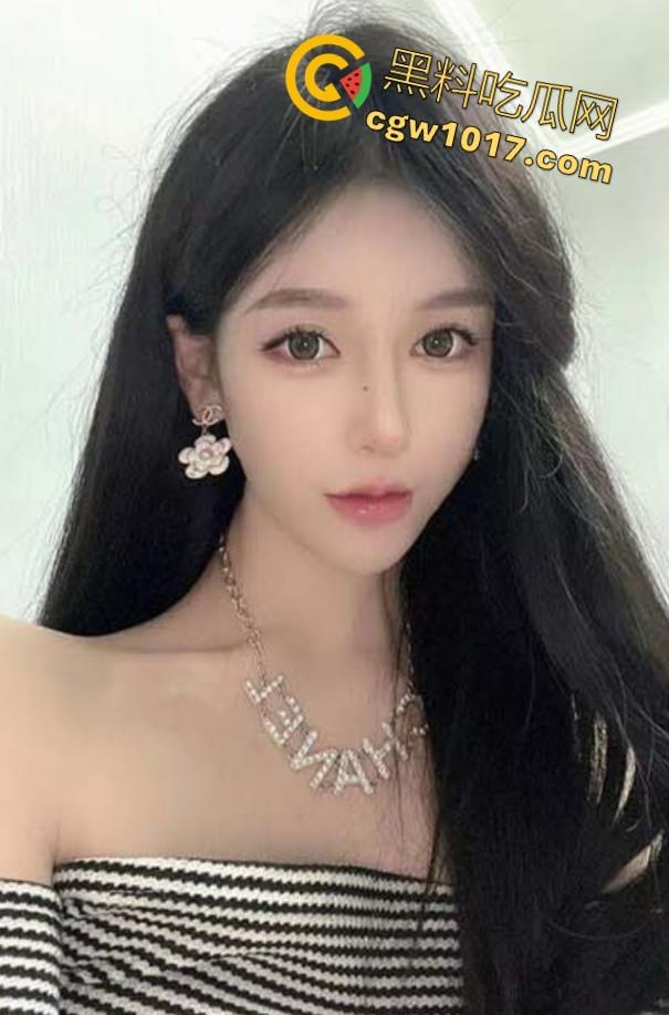 寂寞美女独守空房，早起想要忍不住在被窝里偷偷自摸，不是姐妹直接不看片就来吗？干扣逼啊！  第2张