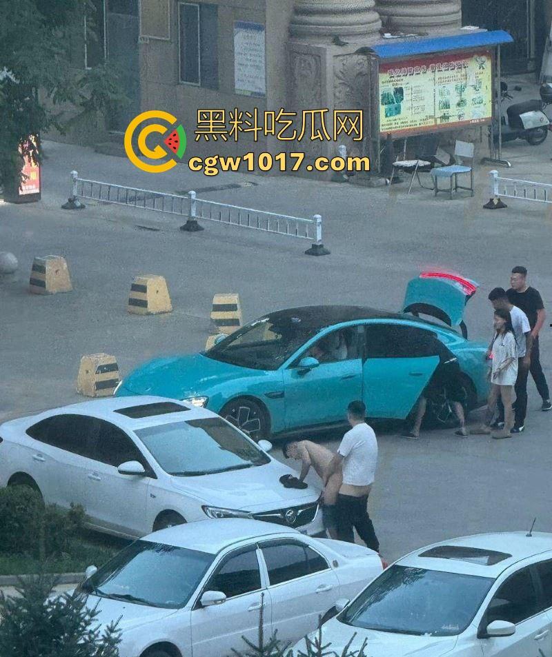蓝色小米SU7男同野战视频曝光,光天化日俩男在车头大战,后入翘臀猛怼狂干,完全无视围观人异样眼光,小米SU7车震首选! 第4张 蓝色小米SU7男同野战视频曝光,光天化日俩男在车头大战,后入翘臀猛怼狂干,完全无视围观人异样眼光,小米SU7车震首选! 第4张