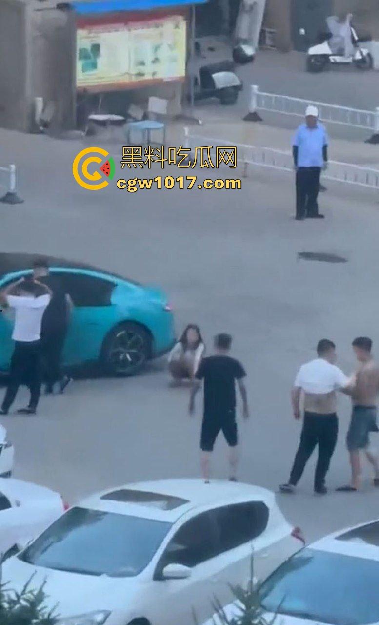 蓝色小米SU7男同野战视频曝光,光天化日俩男在车头大战,后入翘臀猛怼狂干,完全无视围观人异样眼光,小米SU7车震首选! 第6张 蓝色小米SU7男同野战视频曝光,光天化日俩男在车头大战,后入翘臀猛怼狂干,完全无视围观人异样眼光,小米SU7车震首选! 第6张