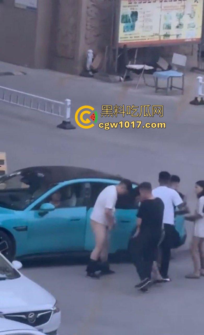 蓝色小米SU7男同野战视频曝光,光天化日俩男在车头大战,后入翘臀猛怼狂干,完全无视围观人异样眼光,小米SU7车震首选! 第7张 蓝色小米SU7男同野战视频曝光,光天化日俩男在车头大战,后入翘臀猛怼狂干,完全无视围观人异样眼光,小米SU7车震首选! 第7张