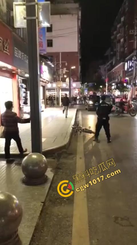 广州大街惊魂时刻:男子持刀疯狂输出,警察无奈拔枪射击,鲜血四溅,万人围观,刀客终于倒下! 第1张 广州大街惊魂时刻:男子持刀疯狂输出,警察无奈拔枪射击,鲜血四溅,万人围观,刀客终于倒下! 第1张