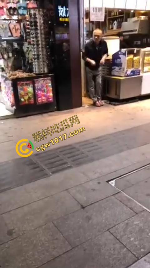 广州大街惊魂时刻:男子持刀疯狂输出,警察无奈拔枪射击,鲜血四溅,万人围观,刀客终于倒下! 第3张 广州大街惊魂时刻:男子持刀疯狂输出,警察无奈拔枪射击,鲜血四溅,万人围观,刀客终于倒下! 第3张