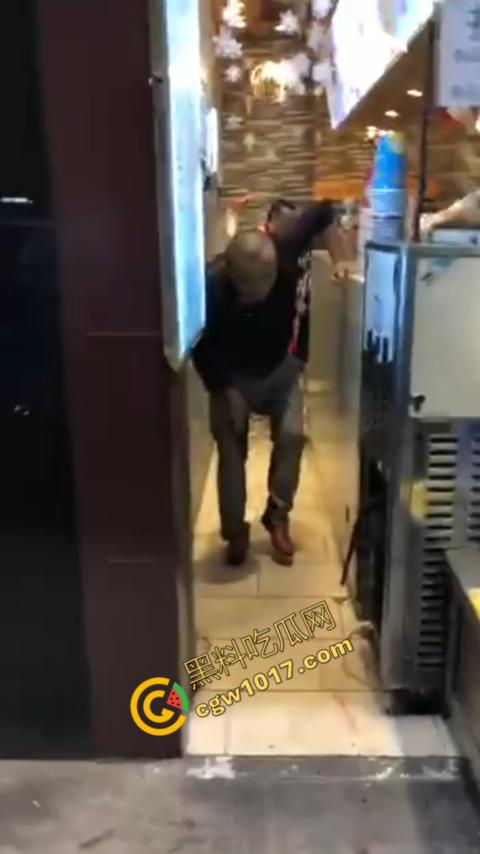 广州大街惊魂时刻:男子持刀疯狂输出,警察无奈拔枪射击,鲜血四溅,万人围观,刀客终于倒下! 第5张 广州大街惊魂时刻:男子持刀疯狂输出,警察无奈拔枪射击,鲜血四溅,万人围观,刀客终于倒下! 第5张