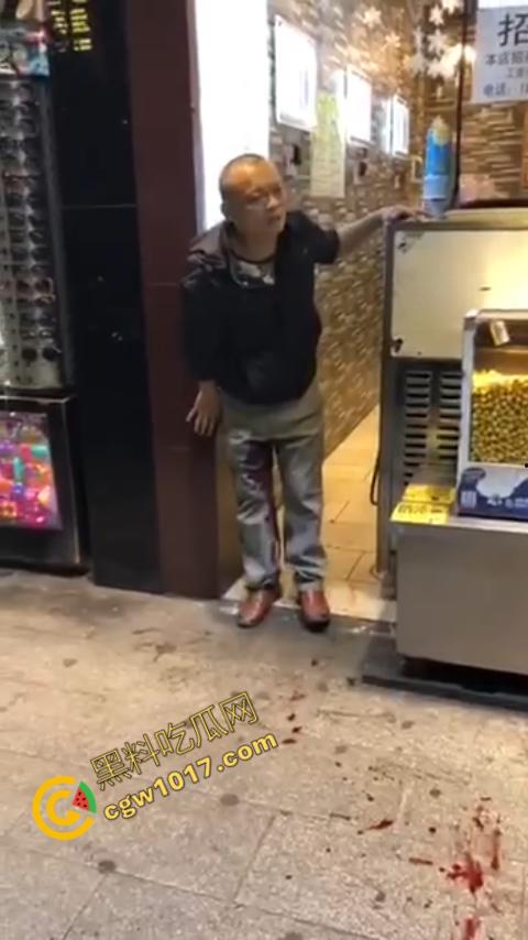 广州大街惊魂时刻:男子持刀疯狂输出,警察无奈拔枪射击,鲜血四溅,万人围观,刀客终于倒下! 第7张 广州大街惊魂时刻:男子持刀疯狂输出,警察无奈拔枪射击,鲜血四溅,万人围观,刀客终于倒下! 第7张