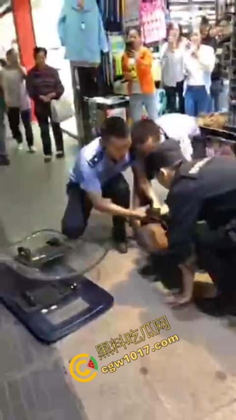 广州大街惊魂时刻:男子持刀疯狂输出,警察无奈拔枪射击,鲜血四溅,万人围观,刀客终于倒下! 第8张 广州大街惊魂时刻:男子持刀疯狂输出,警察无奈拔枪射击,鲜血四溅,万人围观,刀客终于倒下! 第8张